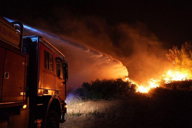Μεγάλη φωτιά έξω από το Παρίσι – Καίγεται το δάσος του Φοντενεμπλό