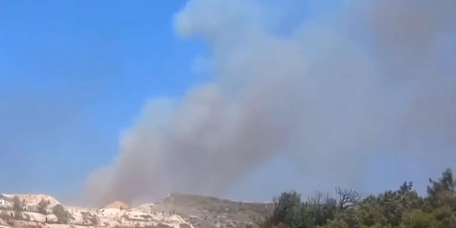 Φωτιά στην Πάρο: Μάχη με τις φλόγες – Απανωτά μηνύματα του 112 για εκκενώσεις