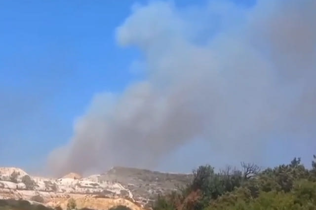 Φωτιά στην Πάρο: Μάχη με τις φλόγες – Απανωτά μηνύματα του 112 για εκκενώσεις