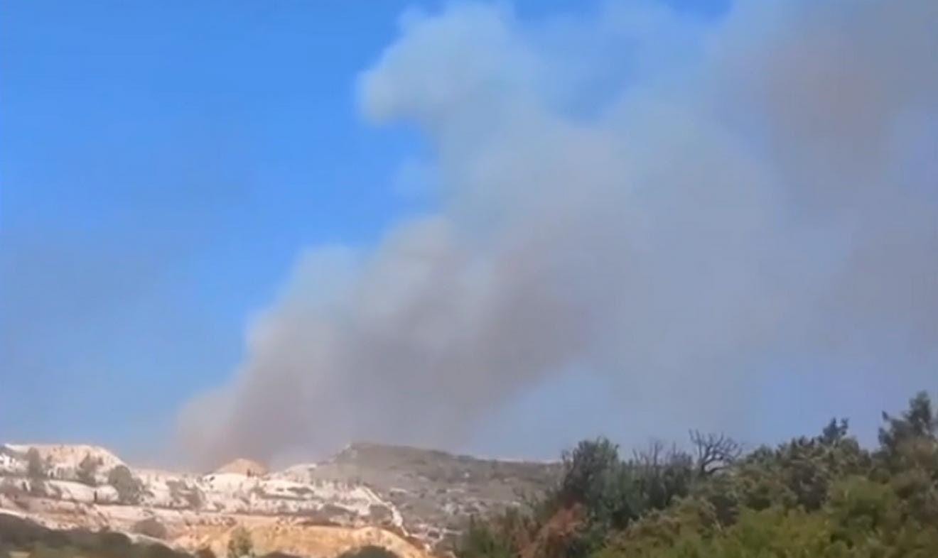 Φωτιά στην Πάρο: Μάχη με τις φλόγες – Απανωτά μηνύματα του 112 για εκκενώσεις