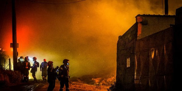 Δραματική νύχτα στο Ωραιόκαστρο Θεσσαλονίκης: Στις φλόγες εργοστάσια, εκκενώσεις οικισμών
