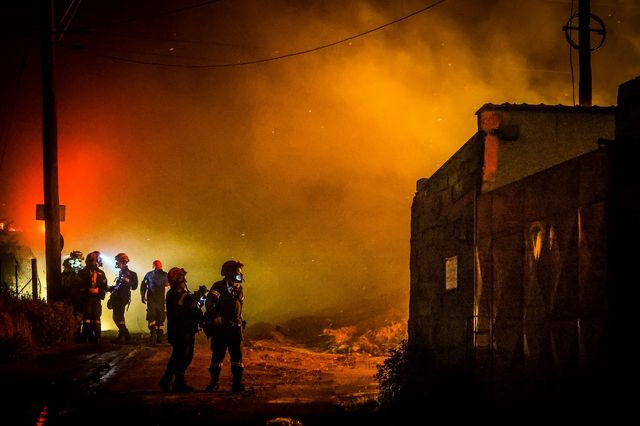 Δραματική νύχτα στο Ωραιόκαστρο Θεσσαλονίκης: Στις φλόγες εργοστάσια, εκκενώσεις οικισμών