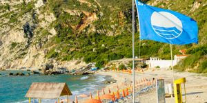 Γαλάζια Σημαία: Είναι τελικά εγγύηση ότι κολυμπάμε σε καθαρά νερά;