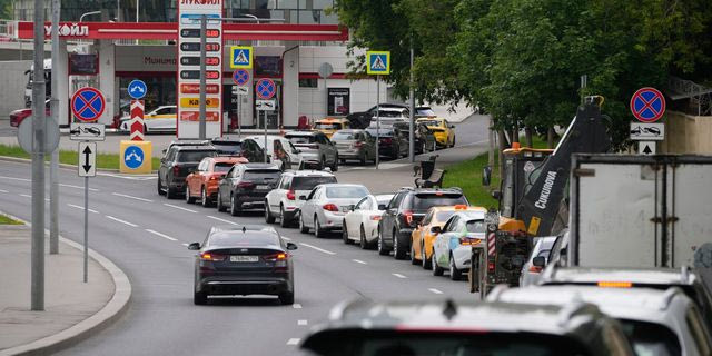 Οι ουκρανικές επιθέσεις σε διυλιστήρια βυθίζουν τη Ρωσία σε κρίση καυσίμων