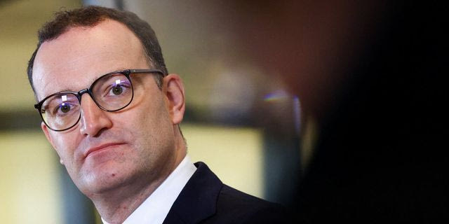 Γερμανία: Παραιτήθηκε ο Γενς Σπαν μετά τις έντονες αντιδράσεις για την παρένθετη μητέρα
