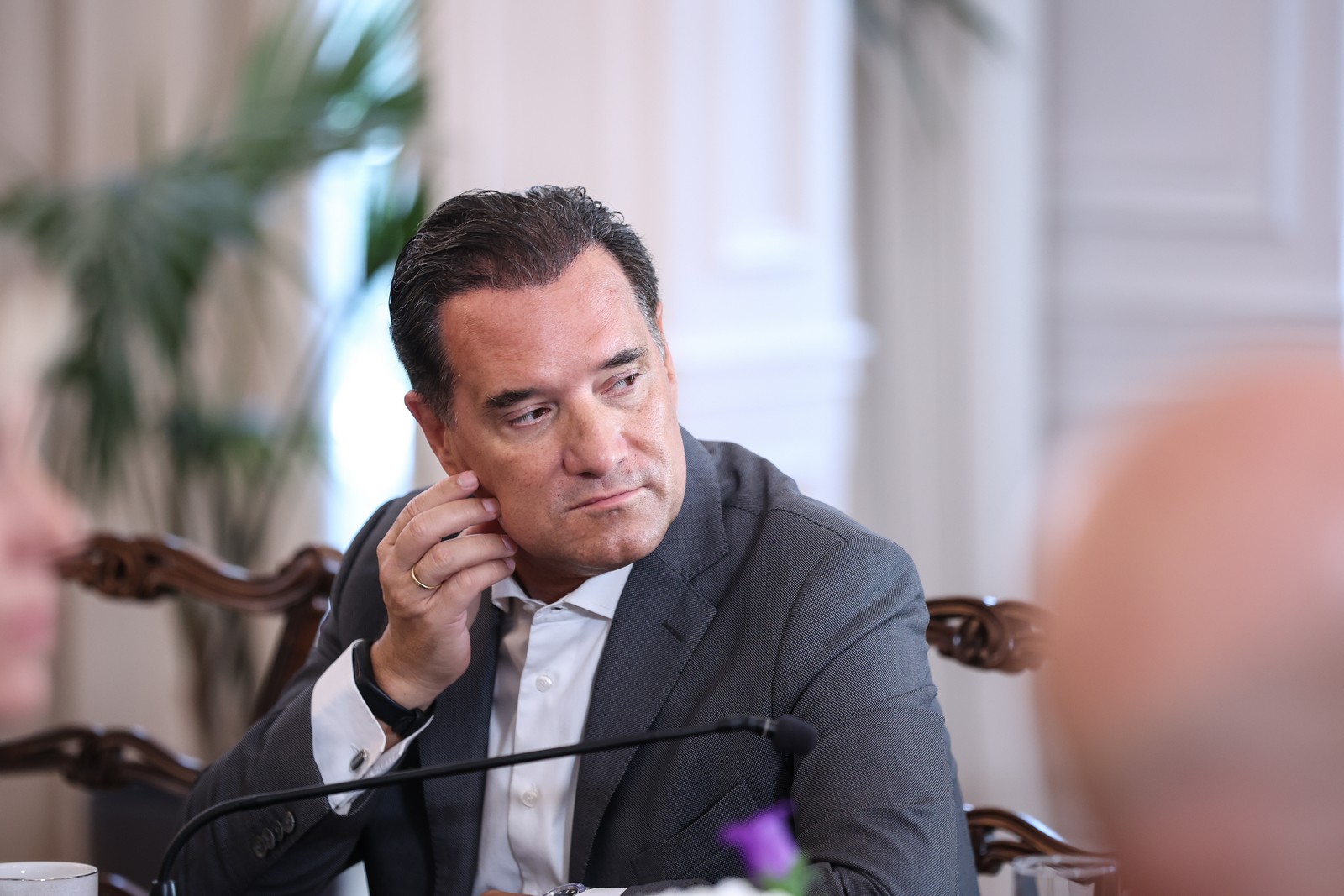 Με μαλλιά, γυαλιά και “μαγκιά” γίνεσαι αρχηγός;