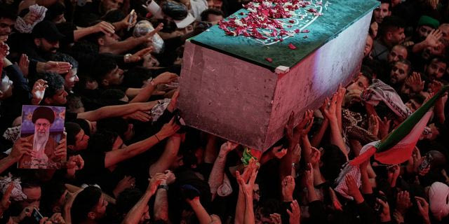 Αλί Χαμενεΐ: Σκηνές χάους στις νεκρικές πομπές στο Ιράκ – Χιλιάδες πιστοί στους δρόμους