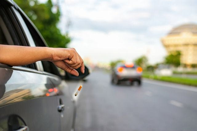 Κέρκυρα: Πέταξε αναμμένο τσιγάρο από ΙΧ και θα πληρώσει 1.300 ευρώ