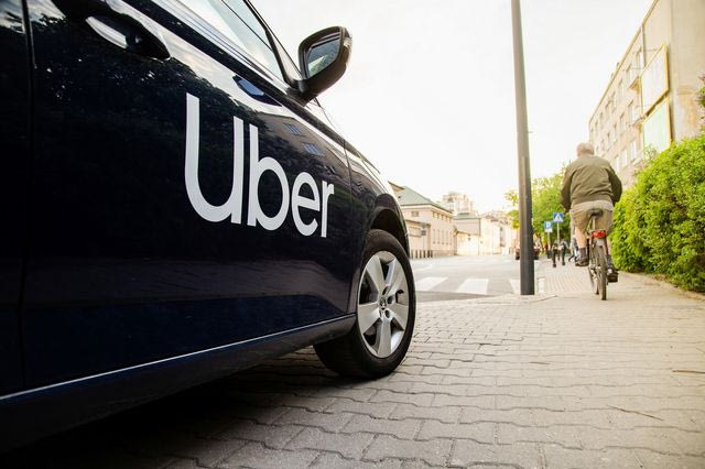 Uber και Delivery Hero ενώνουν δυνάμεις σε συμφωνία-μαμούθ για το παγκόσμιο delivery – Τι αλλάζει για το efood