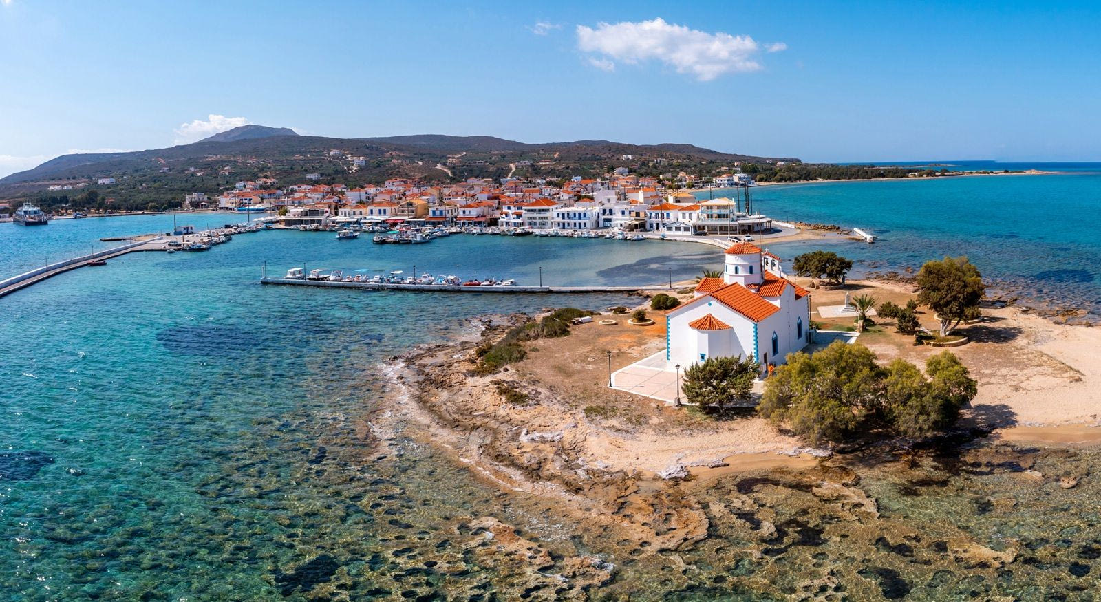 Κτίρια του λιμανιού της Ελαφονήσου και η εκκλησία του Αγίου Σπυρίδωνα