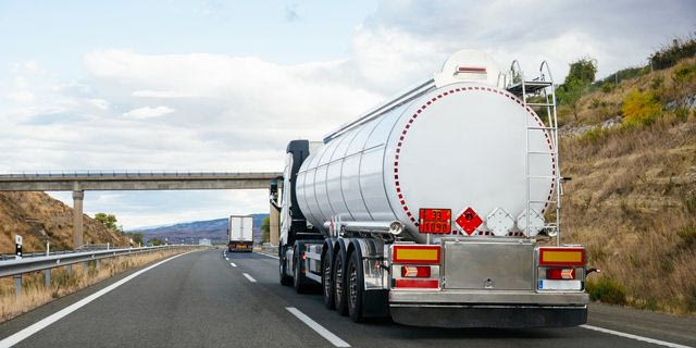 Κρήτη: Επικίνδυνη προσπέραση από οδηγό βυτιοφόρου κοντά στο αεροδρόμιο Χανίων – Βίντεο