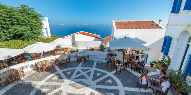 Τα Νικιά είναι ένα παραδοσιακό ορεινό χωριό της Νισύρου, χτισμένο στην άκρη της καλντέρας σε υψόμετρο 390 μέτρων, γνωστό για την πανοραμική θέα στο ηφαίστειο.