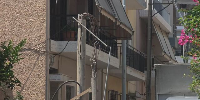 Ίλιον: Φορτηγό μετακόμισης έπεσε σε κολώνα και την “έκοψε” στη μέση