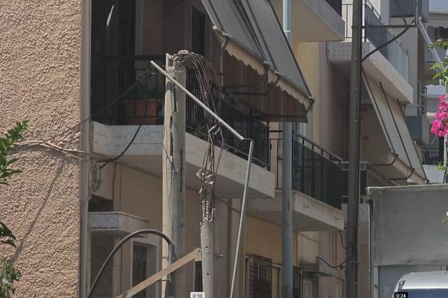 Ίλιον: Φορτηγό μετακόμισης έπεσε σε κολώνα και την “έκοψε” στη μέση
