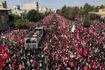 Πλήθος κόσμου περικυκλώνει το φορτηγό που κουβαλά το φέρετρο του Χαμενεΐ και μελών της οικογένειάς του