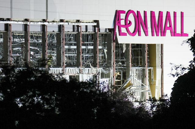 Ζημιές στο εμπορικό κέντρο Aeon Mall μετά τον ισχυρό σεισμό στην Ιαπωνία