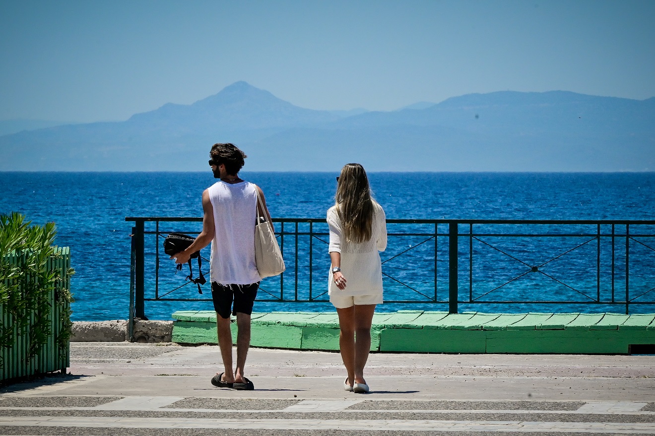 Καιρός: Θερμή εισβολή με επίμονη ζέστη σε όλη τη χώρα - Ποιες περιοχές θα "βράσουν"