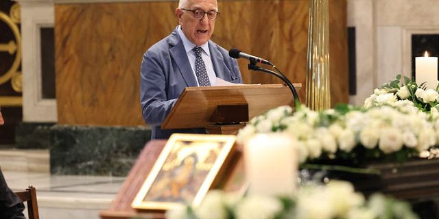 Μάρω Κοντού: “Ταξιδιάρα ψυχή και αιώνια έφηβη” – Ο συγκινητικός επικήδειος του Νικήτα Κακλαμάνη
