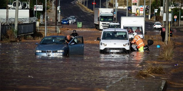 Ποτάμια οι δρόμοι μετά την ισχυρή καταιγίδα στην Αττική