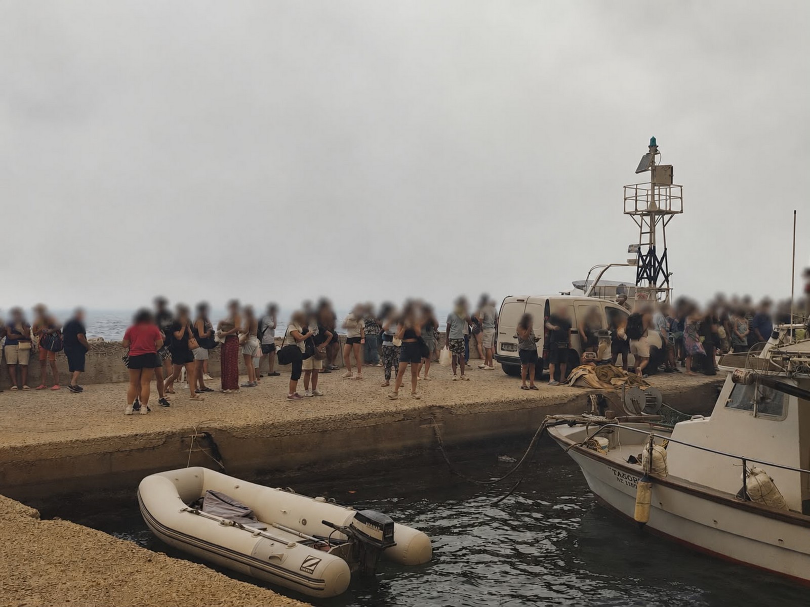 Φωτιά στη Βοιωτία: Μεγάλη επιχείρηση στον Άγιο Βασίλειο – 229 άτομα απεγκλωβίστηκαν από τη θάλασσα