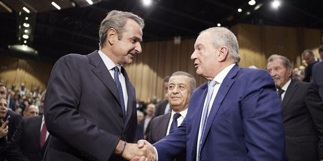 Η κυβέρνηση Μητσοτάκη “καρφώνει” τον Καραμανλή για το 2008