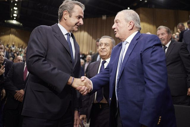 Η κυβέρνηση Μητσοτάκη “καρφώνει” τον Καραμανλή για το 2008