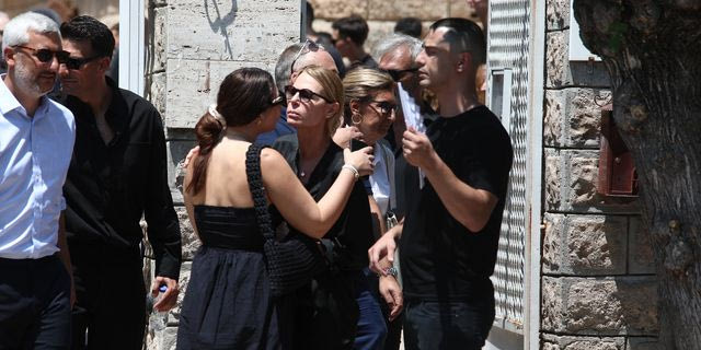 Συγκλόνισε ο γιος του Καριέρε στον επικήδειο: “Μου είχες υποσχεθεί ότι θα κακομάθεις τα εγγόνια σου”