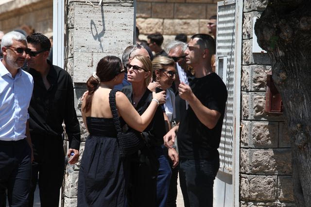 Συγκλόνισε ο γιος του Καριέρε στον επικήδειο: “Μου είχες υποσχεθεί ότι θα κακομάθεις τα εγγόνια σου”