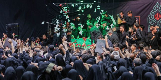 Πιστοί θρηνούν την απώλεια του Αγιατολάχ Αλί Χαμενεΐ