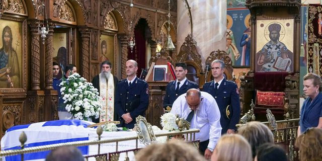 Αγρίνιο: Θρήνος στην κηδεία του 27χρονου πυροσβέστη που έχασε τη ζωή του στο Γύθειο
