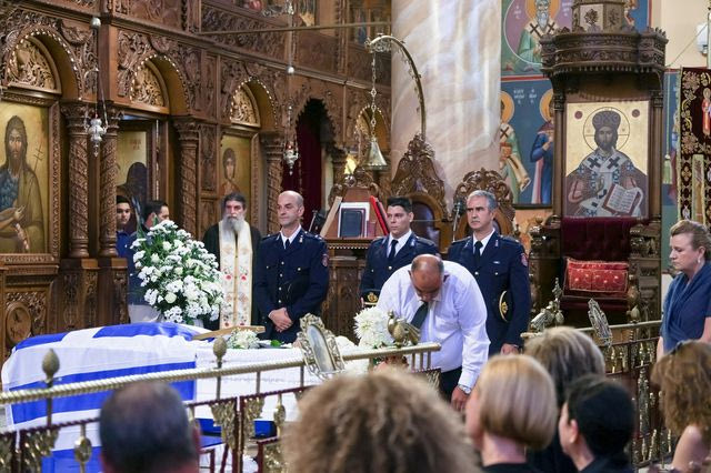 Αγρίνιο: Θρήνος στην κηδεία του 27χρονου πυροσβέστη που έχασε τη ζωή του στο Γύθειο