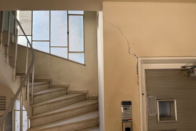 Κυψέλη: Μπήκαμε στα σπίτια με τις ρωγμές – Κραυγή αγωνίας από τους κατοίκους