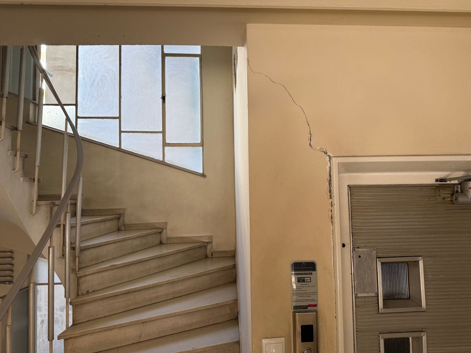 Κυψέλη: Μπήκαμε στα σπίτια με τις ρωγμές - Κραυγή αγωνίας από τους κατοίκους