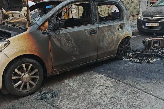 Κυψέλη: Φωτιά που ξέσπασε σε ηλεκτρικό πατίνι κατέκαψε ΙΧ – Ακούστηκε ήχος έκρηξης