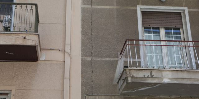 Στην Κυψέλη φοβούνται μη γίνουν… Πετράλωνα – Αποκαλυπτικές εικόνες με ρωγμές σε κτίρια