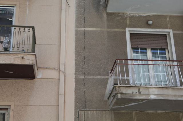 Στην Κυψέλη φοβούνται μη γίνουν… Πετράλωνα – Αποκαλυπτικές εικόνες με ρωγμές σε κτίρια