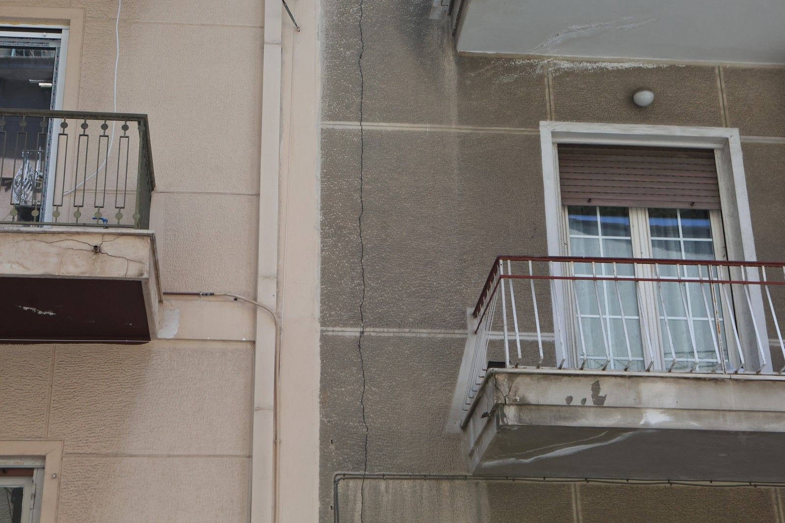 Στην Κυψέλη φοβούνται μη γίνουν... Πετράλωνα - Αποκαλυπτικές εικόνες με ρωγμές σε κτίρια