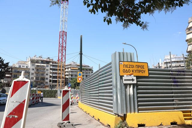 Εμφάνιση ρωγμών σε πολυκατοικίες στη Κυψέλη, στη περιοχή γύρω από το εργοτάξιο της επέκτασης της γραμμής 4 του Μετρό.