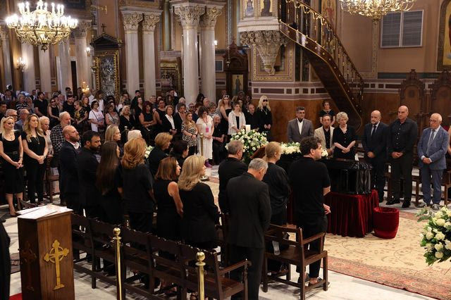 Τελευταίο αντίο στη Μάρω Κοντού: Συγκίνηση στην κηδεία της αείμνηστης ηθοποιού