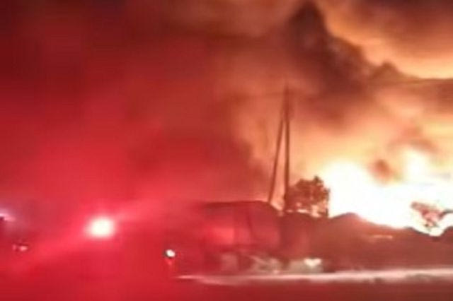 Λάρισα: Μεγάλη φωτιά σε επιχείρηση στο Ομορφοχώρι – Μήνυμα από το 112