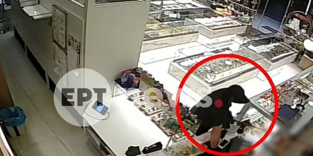Νίκαια: Εργαζόμενη απώθησε με σφουγγαρίστρα ληστή που την απείλησε με όπλο – Η μαρτυρία της