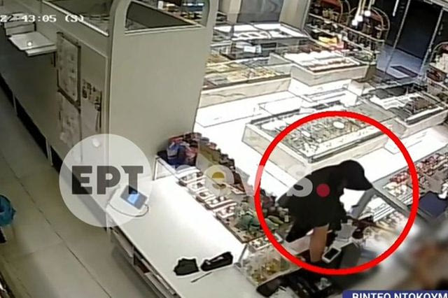 Νίκαια: Εργαζόμενη απώθησε με σφουγγαρίστρα ληστή που την απείλησε με όπλο – Η μαρτυρία της