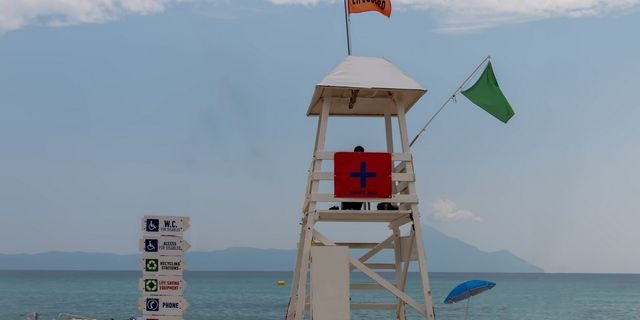 Τι σημαίνουν οι σημαίες των ναυαγοσωστών στις παραλίες και ποια σε ενδιαφέρει περισσότερο