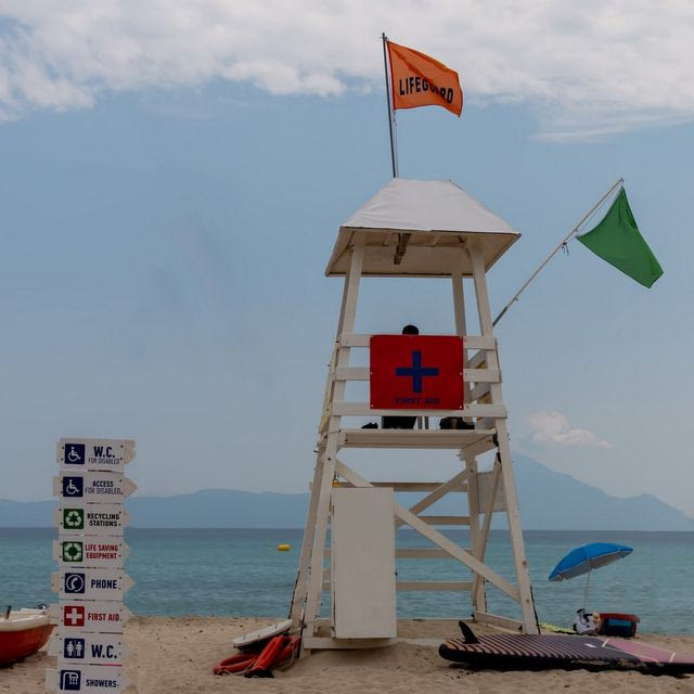 Τι σημαίνουν οι σημαίες των ναυαγοσωστών στις παραλίες και ποια σε ενδιαφέρει περισσότερο