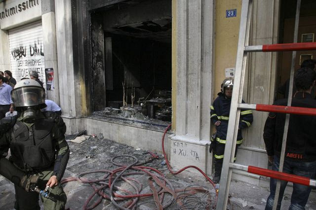 Υπόθεση Marfin: Στην Ελλάδα η 46χρονη από το Λονδίνο - Την Παρασκευή στον εισαγγελέα