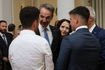 Ο Κυριάκος Μητσοτάκης με τους τιμητικά προσκεκλημένους μαθητές