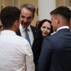Ο Κυριάκος Μητσοτάκης με τους τιμητικά προσκεκλημένους μαθητές