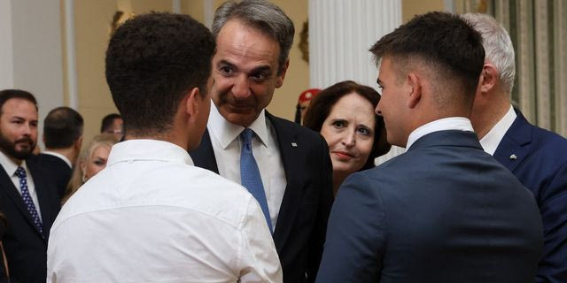Ο Κυριάκος Μητσοτάκης με τους τιμητικά προσκεκλημένους μαθητές