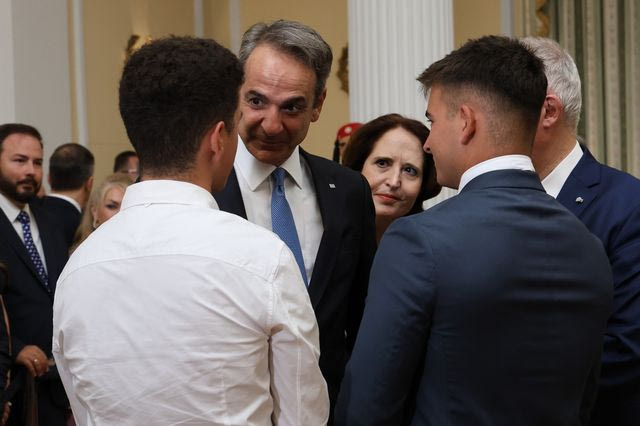 Ο Κυριάκος Μητσοτάκης με τους τιμητικά προσκεκλημένους μαθητές
