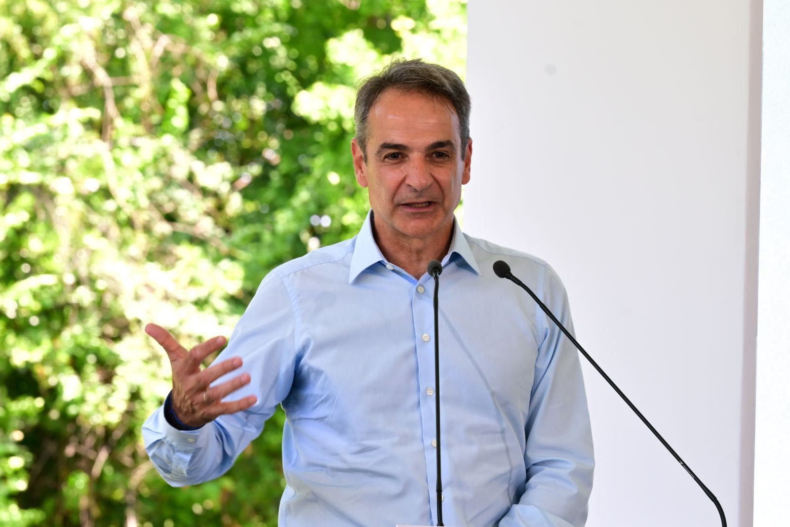 Πλήρης κάλυψη Μητσοτάκη σε Ζαχαράκη για το μη θέμα με το βιβλίο